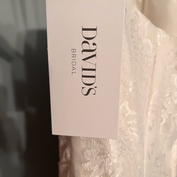 Beautiful, never worn, all lace wedding dress in perfect condition! - Picture 6 of 7